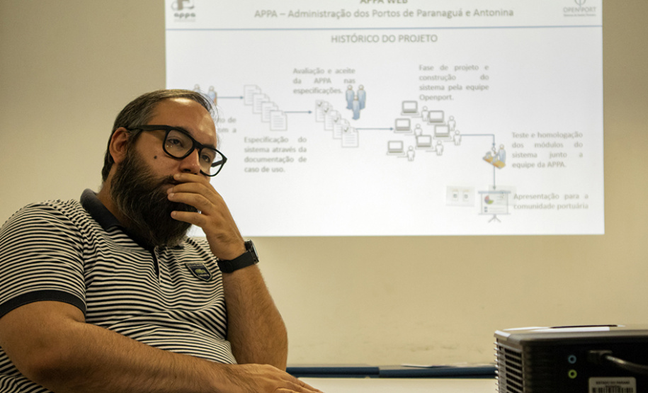 Uma equipe técnica do Porto de Suape, de Pernambuco, visitou nesta terça-feira (17) a Administração dos Portos do Paraná com o objetivo de conhecer o sistema integrado de gestão portuária adotado no Estado. O “AppaWeb” já é referência para outros portos do país. Só este ano, esta é a terceira administração portuária que manifesta interesse no modelo paranaense.