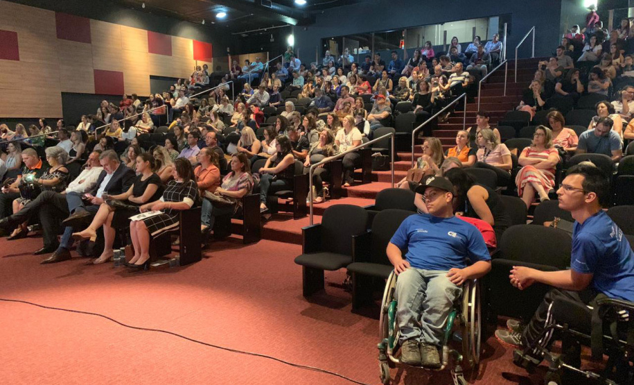 Capacitar os atores envolvidos na política da pessoa com deficiência quanto ao programa de aprendizagem que pode facilitar o processo de inclusão no mercado de trabalho foi a temática abordada no 1º Seminário sobre o Programa de Aprendizagem para Pessoa com Deficiência, realizado nesta terça-feira (17/09) no auditório do Museu Oscar Niemeyer, em Curitiba