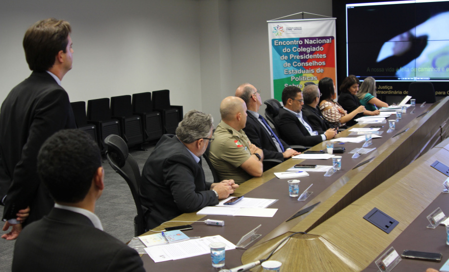 O Secretário da Segurança Pública do Paraná, Romulo Marinho Soares, abriu, nesta terça-feira (17) o Encontro Nacional do Colegiado de Presidentes dos Conselhos Estaduais de Políticas Públicas sobre Drogas, que pela primeira vez é realizado no Estado. O evento acontece no prédio da Secretaria da Segurança Pública e reúne representantes dos Conselhos de 15 estados. Foto: Divulgação/SESP