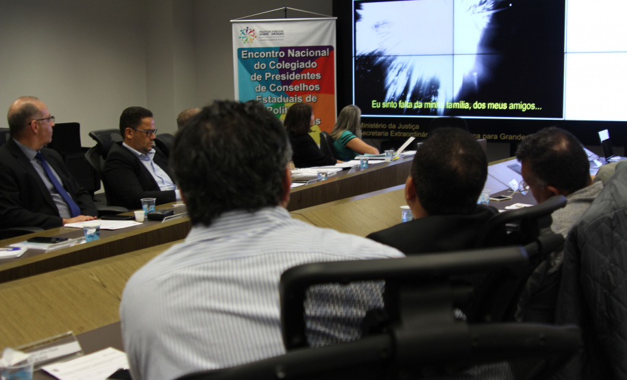 O Secretário da Segurança Pública do Paraná, Romulo Marinho Soares, abriu, nesta terça-feira (17) o Encontro Nacional do Colegiado de Presidentes dos Conselhos Estaduais de Políticas Públicas sobre Drogas, que pela primeira vez é realizado no Estado. O evento acontece no prédio da Secretaria da Segurança Pública e reúne representantes dos Conselhos de 15 estados. Foto: Divulgação/SESP