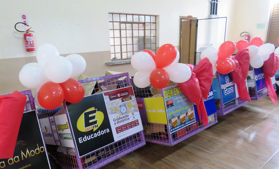 Ação de colégio doa carrinhos novos a catadores de papel. Foto: Divulgação/SEED