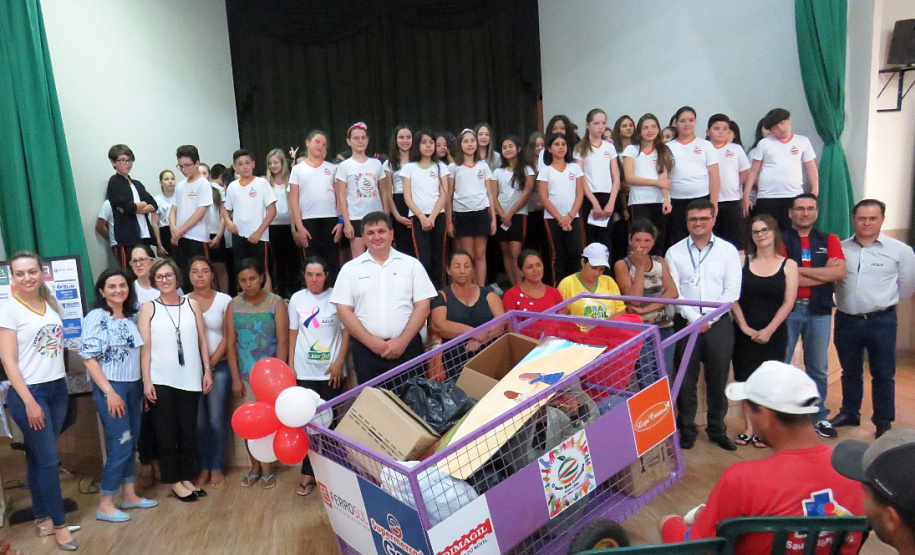 Ação de colégio doa carrinhos novos a catadores de papel. Foto: Divulgação/SEED