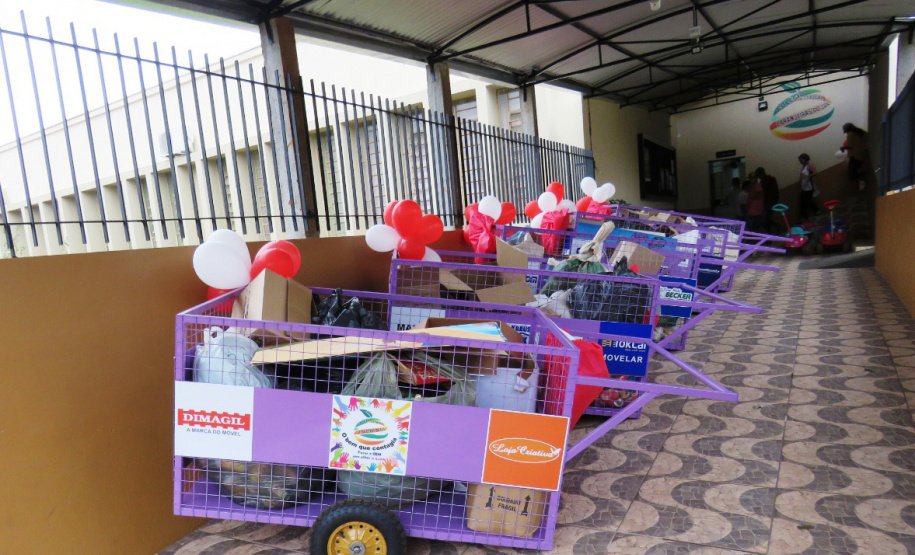 Ação de colégio doa carrinhos novos a catadores de papel. Foto: Divulgação/SEED