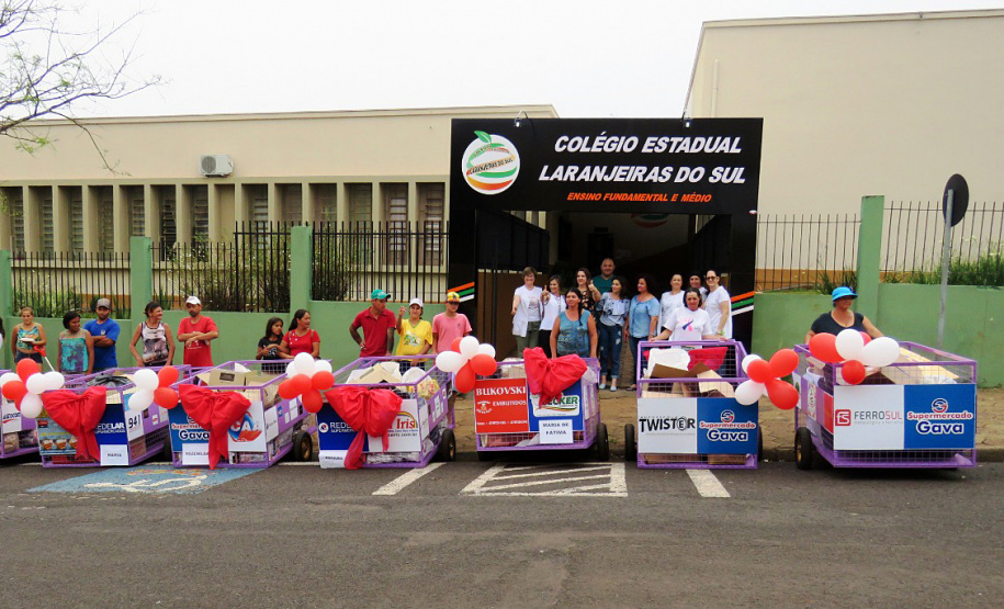 Ação de colégio doa carrinhos novos a catadores de papel. Foto: Divulgação/SEED