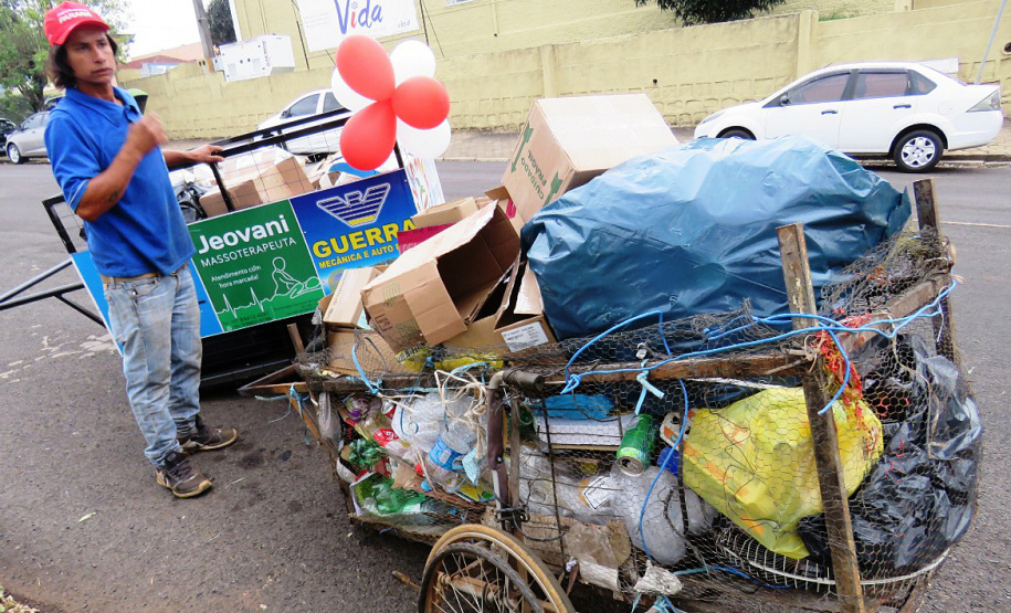 Ação de colégio doa carrinhos novos a catadores de papel. Foto: Divulgação/SEED