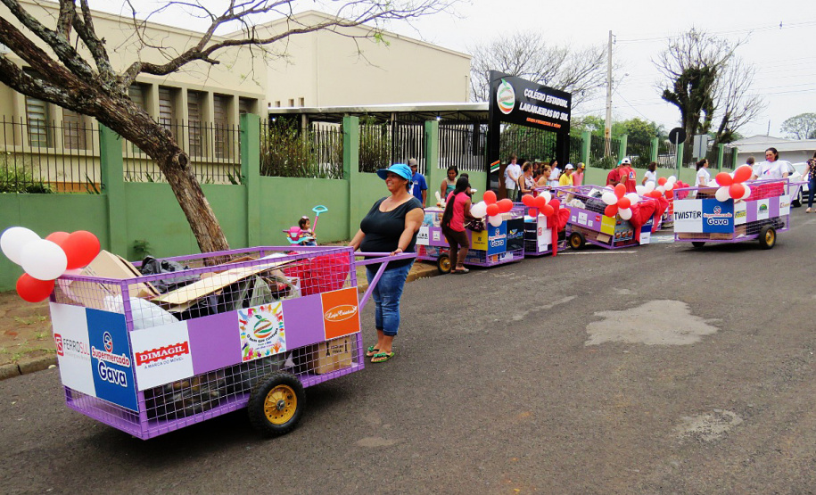 Ação de colégio doa carrinhos novos a catadores de papel. Foto: Divulgação/SEED