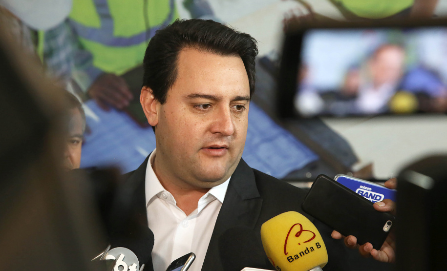 O governador Carlos Massa Ratinho Junior confirmou nesta quarta-feira (18) investimentos do Estado em pacote de obras da área da Segurança Pública. Serão construídas cadeias públicas em Foz do Iguaçu, Londrina, Ponta Grossa e Guaíra e delegacias em Araucária, Almirante Tamandaré e Colombo. A solenidade foi no Palácio Iguaçu, com a presença do secretário da Segurança Pública, Romulo Marinho Soares. Curitiba,18/09/2019 Foto:Jaelson Lucas / AEN