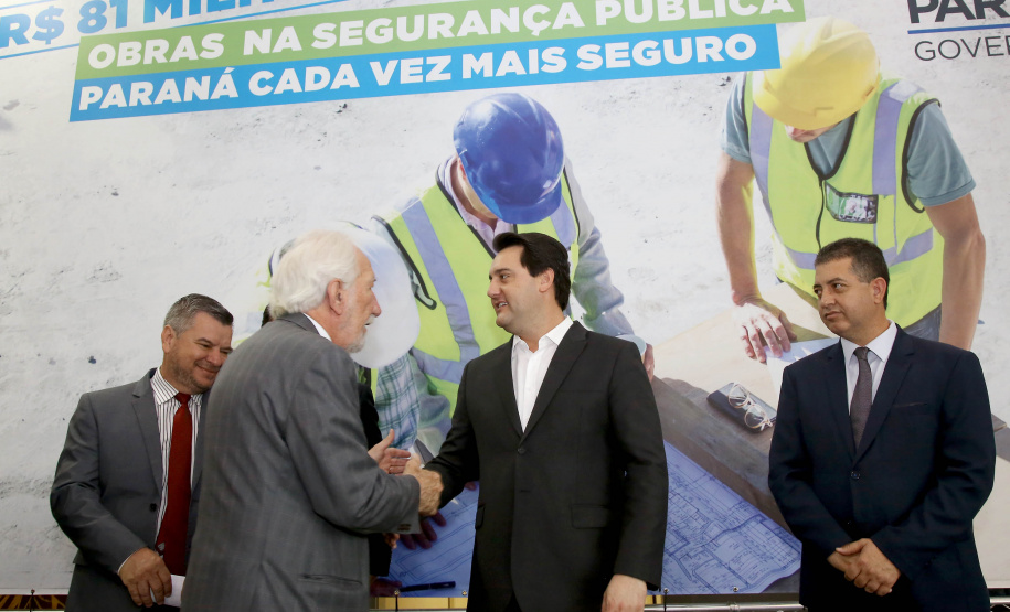 O governador Carlos Massa Ratinho Junior confirmou nesta quarta-feira (18) investimentos do Estado em pacote de obras da área da Segurança Pública. Serão construídas cadeias públicas em Foz do Iguaçu, Londrina, Ponta Grossa e Guaíra e delegacias em Araucária, Almirante Tamandaré e Colombo. A solenidade foi no Palácio Iguaçu, com a presença do secretário da Segurança Pública, Romulo Marinho Soares. Curitiba,18/09/2019 Foto:Jaelson Lucas / AEN