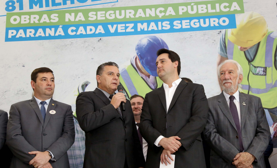 O governador Carlos Massa Ratinho Junior confirmou nesta quarta-feira (18) investimentos do Estado em pacote de obras da área da Segurança Pública. Serão construídas cadeias públicas em Foz do Iguaçu, Londrina, Ponta Grossa e Guaíra e delegacias em Araucária, Almirante Tamandaré e Colombo. A solenidade foi no Palácio Iguaçu, com a presença do secretário da Segurança Pública, Romulo Marinho Soares. Curitiba,18/09/2019 Foto:Jaelson Lucas / AEN