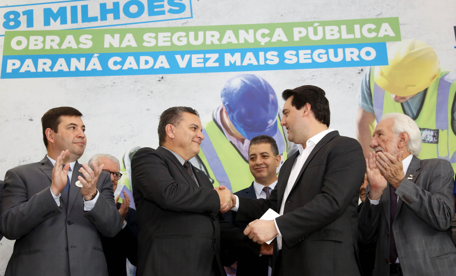 O governador Carlos Massa Ratinho Junior confirmou nesta quarta-feira (18) investimentos do Estado em pacote de obras da área da Segurança Pública. Serão construídas cadeias públicas em Foz do Iguaçu, Londrina, Ponta Grossa e Guaíra e delegacias em Araucária, Almirante Tamandaré e Colombo. A solenidade foi no Palácio Iguaçu, com a presença do secretário da Segurança Pública, Romulo Marinho Soares. Curitiba,18/09/2019 Foto:Jaelson Lucas / AEN