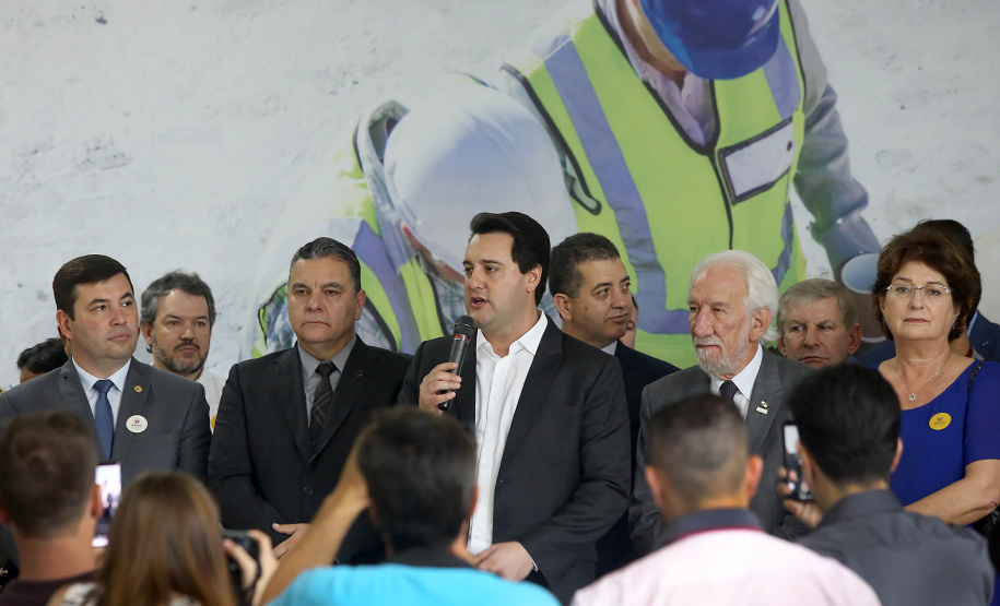 O governador Carlos Massa Ratinho Junior confirmou nesta quarta-feira (18) investimentos do Estado em pacote de obras da área da Segurança Pública. Serão construídas cadeias públicas em Foz do Iguaçu, Londrina, Ponta Grossa e Guaíra e delegacias em Araucária, Almirante Tamandaré e Colombo. A solenidade foi no Palácio Iguaçu, com a presença do secretário da Segurança Pública, Romulo Marinho Soares. Curitiba,18/09/2019 Foto:Jaelson Lucas / AEN