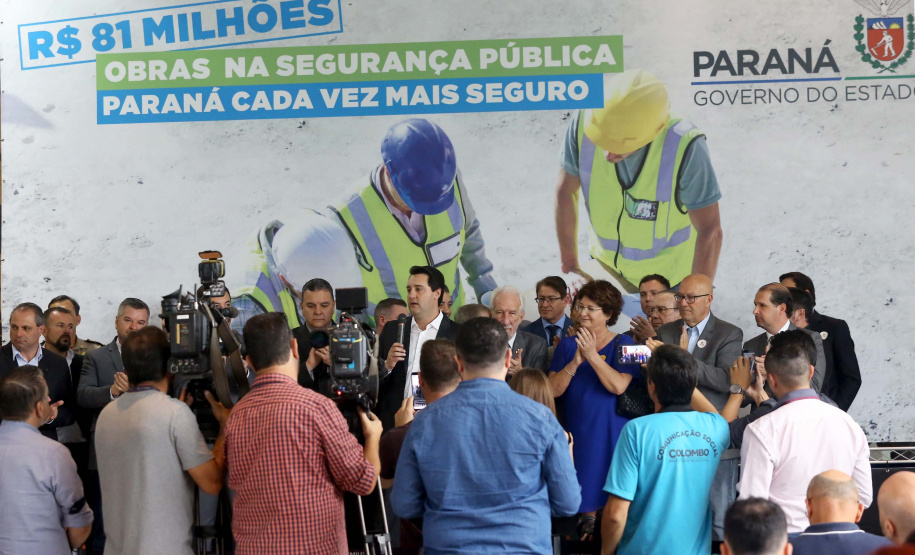 O governador Carlos Massa Ratinho Junior confirmou nesta quarta-feira (18) investimentos do Estado em pacote de obras da área da Segurança Pública. Serão construídas cadeias públicas em Foz do Iguaçu, Londrina, Ponta Grossa e Guaíra e delegacias em Araucária, Almirante Tamandaré e Colombo. A solenidade foi no Palácio Iguaçu, com a presença do secretário da Segurança Pública, Romulo Marinho Soares. Curitiba,18/09/2019 Foto:Jaelson Lucas / AEN