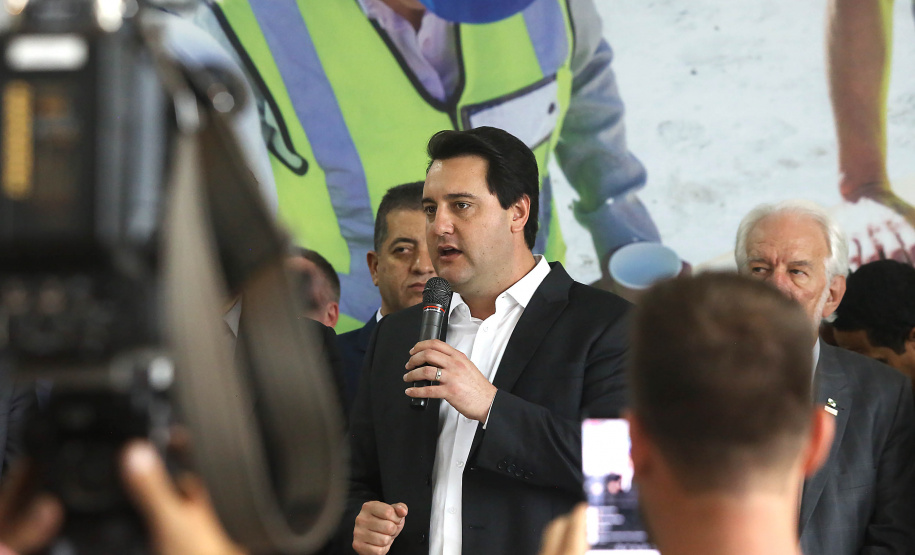 O governador Carlos Massa Ratinho Junior confirmou nesta quarta-feira (18) investimentos do Estado em pacote de obras da área da Segurança Pública. Serão construídas cadeias públicas em Foz do Iguaçu, Londrina, Ponta Grossa e Guaíra e delegacias em Araucária, Almirante Tamandaré e Colombo. A solenidade foi no Palácio Iguaçu, com a presença do secretário da Segurança Pública, Romulo Marinho Soares. Curitiba,18/09/2019 Foto:Jaelson Lucas / AEN