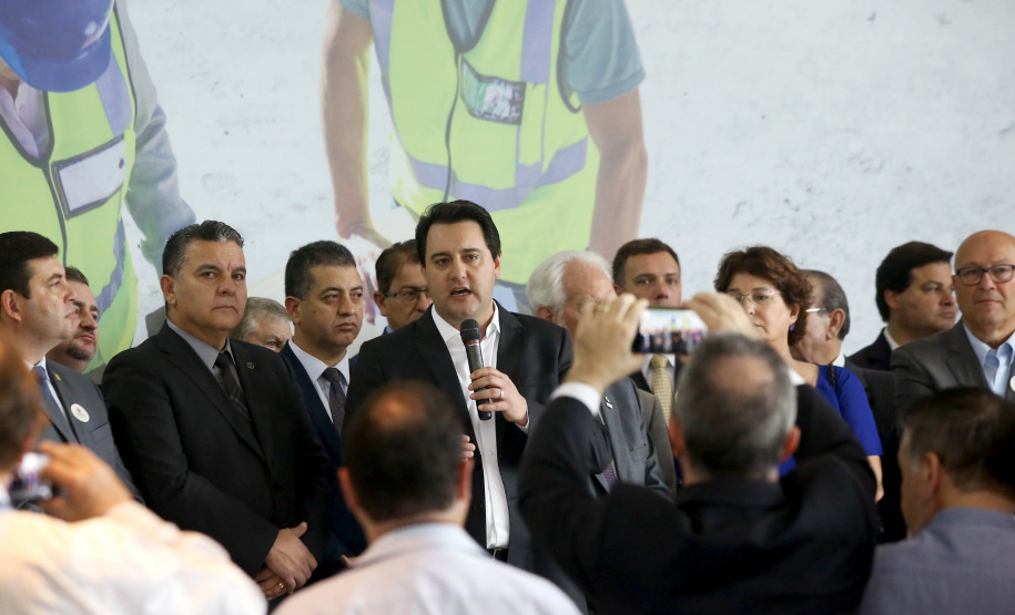 O governador Carlos Massa Ratinho Junior confirmou nesta quarta-feira (18) investimentos do Estado em pacote de obras da área da Segurança Pública. Serão construídas cadeias públicas em Foz do Iguaçu, Londrina, Ponta Grossa e Guaíra e delegacias em Araucária, Almirante Tamandaré e Colombo. A solenidade foi no Palácio Iguaçu, com a presença do secretário da Segurança Pública, Romulo Marinho Soares. Curitiba,18/09/2019 Foto:Jaelson Lucas / AEN