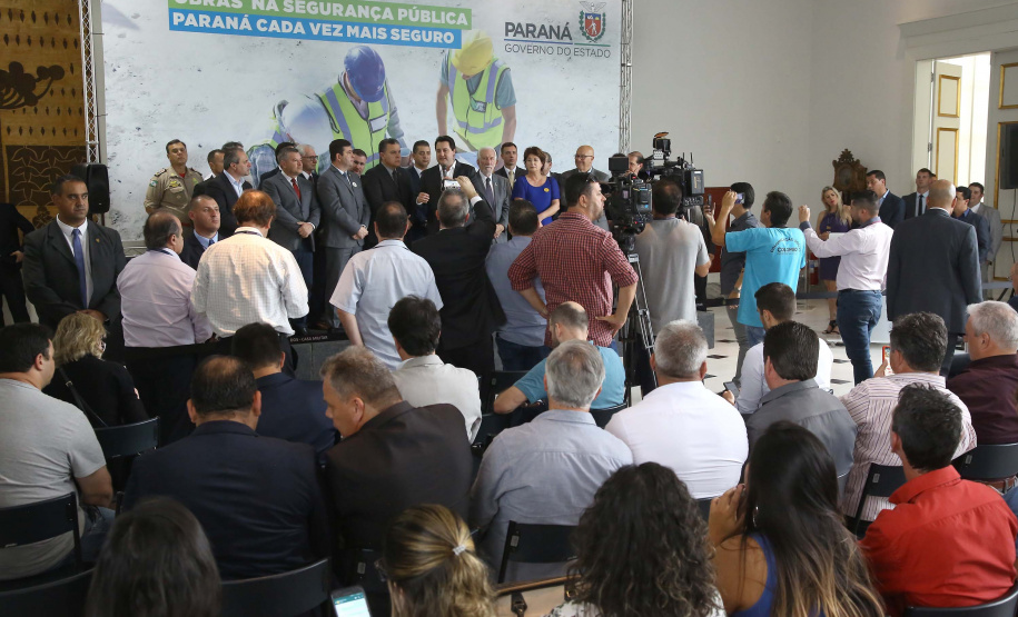 O governador Carlos Massa Ratinho Junior confirmou nesta quarta-feira (18) investimentos do Estado em pacote de obras da área da Segurança Pública. Serão construídas cadeias públicas em Foz do Iguaçu, Londrina, Ponta Grossa e Guaíra e delegacias em Araucária, Almirante Tamandaré e Colombo. A solenidade foi no Palácio Iguaçu, com a presença do secretário da Segurança Pública, Romulo Marinho Soares. Curitiba,18/09/2019 Foto:Jaelson Lucas / AEN