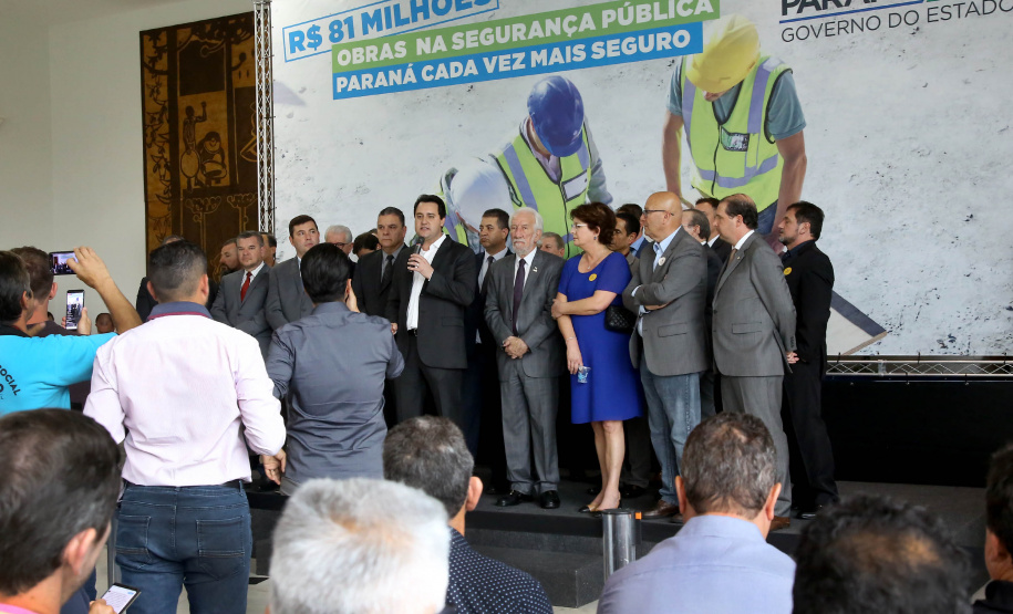 O governador Carlos Massa Ratinho Junior confirmou nesta quarta-feira (18) investimentos do Estado em pacote de obras da área da Segurança Pública. Serão construídas cadeias públicas em Foz do Iguaçu, Londrina, Ponta Grossa e Guaíra e delegacias em Araucária, Almirante Tamandaré e Colombo. A solenidade foi no Palácio Iguaçu, com a presença do secretário da Segurança Pública, Romulo Marinho Soares. Curitiba,18/09/2019 Foto:Jaelson Lucas / AEN
