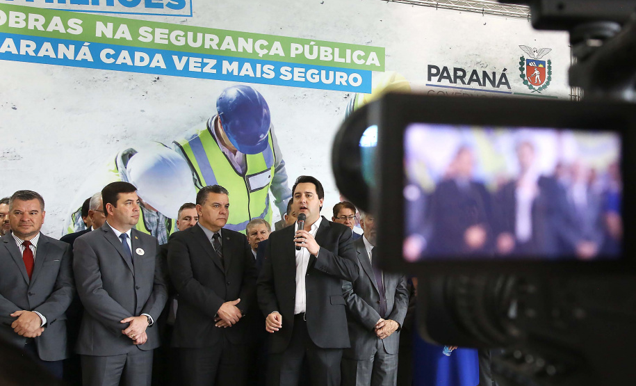 O governador Carlos Massa Ratinho Junior confirmou nesta quarta-feira (18) investimentos do Estado em pacote de obras da área da Segurança Pública. Serão construídas cadeias públicas em Foz do Iguaçu, Londrina, Ponta Grossa e Guaíra e delegacias em Araucária, Almirante Tamandaré e Colombo. A solenidade foi no Palácio Iguaçu, com a presença do secretário da Segurança Pública, Romulo Marinho Soares. Curitiba,18/09/2019 Foto:Jaelson Lucas / AEN
