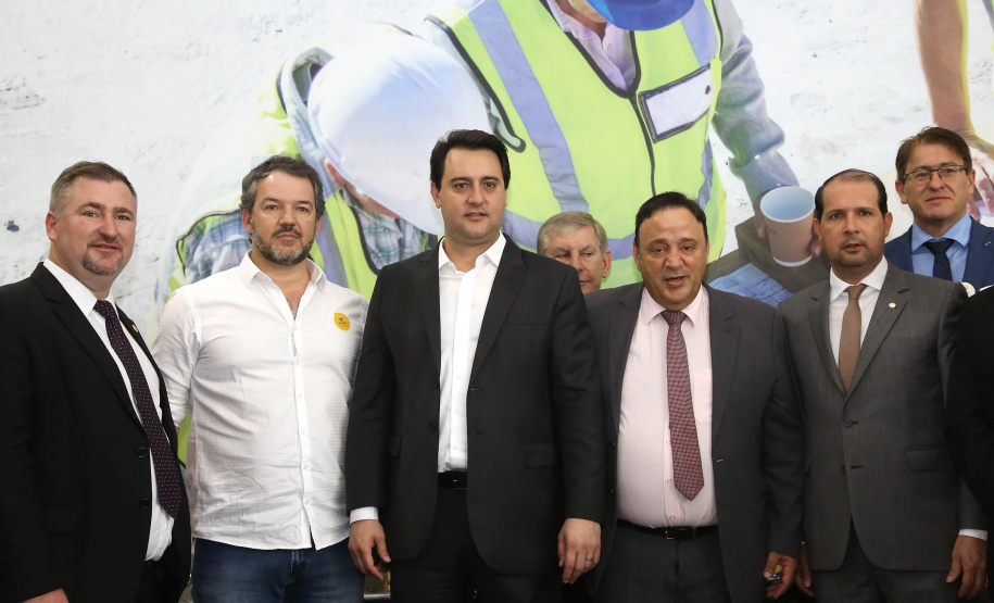 O governador Carlos Massa Ratinho Junior confirmou nesta quarta-feira (18) investimentos do Estado em pacote de obras da área da Segurança Pública. Serão construídas cadeias públicas em Foz do Iguaçu, Londrina, Ponta Grossa e Guaíra e delegacias em Araucária, Almirante Tamandaré e Colombo. A solenidade foi no Palácio Iguaçu, com a presença do secretário da Segurança Pública, Romulo Marinho Soares. Curitiba,18/09/2019 Foto:Jaelson Lucas / AEN