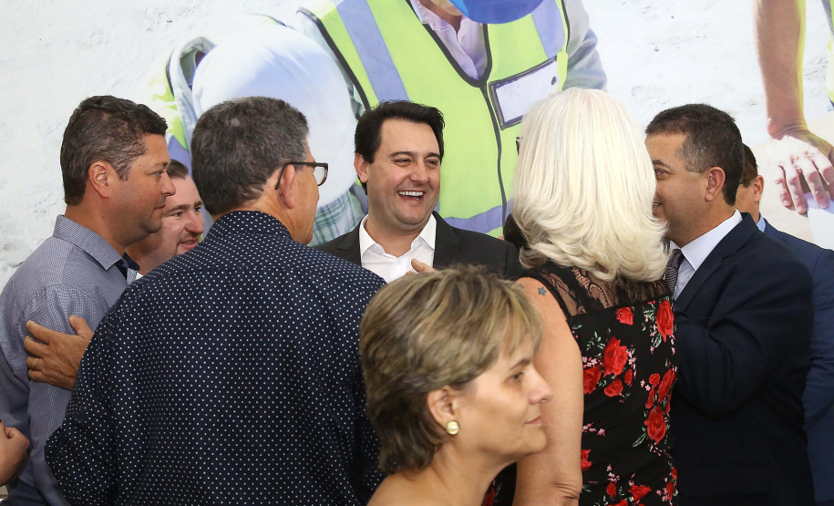 O governador Carlos Massa Ratinho Junior confirmou nesta quarta-feira (18) investimentos do Estado em pacote de obras da área da Segurança Pública. Serão construídas cadeias públicas em Foz do Iguaçu, Londrina, Ponta Grossa e Guaíra e delegacias em Araucária, Almirante Tamandaré e Colombo. A solenidade foi no Palácio Iguaçu, com a presença do secretário da Segurança Pública, Romulo Marinho Soares. Curitiba,18/09/2019 Foto:Jaelson Lucas / AEN