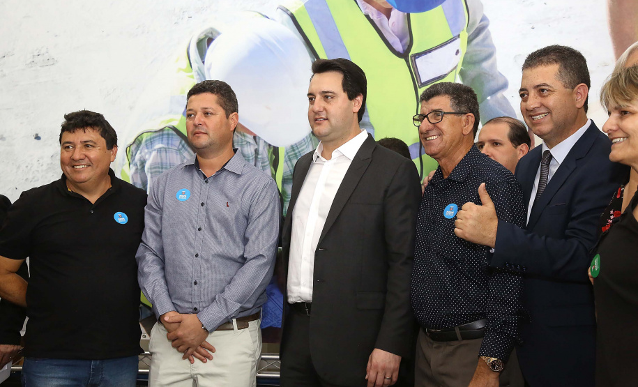 O governador Carlos Massa Ratinho Junior confirmou nesta quarta-feira (18) investimentos do Estado em pacote de obras da área da Segurança Pública. Serão construídas cadeias públicas em Foz do Iguaçu, Londrina, Ponta Grossa e Guaíra e delegacias em Araucária, Almirante Tamandaré e Colombo. A solenidade foi no Palácio Iguaçu, com a presença do secretário da Segurança Pública, Romulo Marinho Soares. Curitiba,18/09/2019 Foto:Jaelson Lucas / AEN