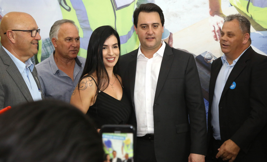 O governador Carlos Massa Ratinho Junior confirmou nesta quarta-feira (18) investimentos do Estado em pacote de obras da área da Segurança Pública. Serão construídas cadeias públicas em Foz do Iguaçu, Londrina, Ponta Grossa e Guaíra e delegacias em Araucária, Almirante Tamandaré e Colombo. A solenidade foi no Palácio Iguaçu, com a presença do secretário da Segurança Pública, Romulo Marinho Soares. Curitiba,18/09/2019 Foto:Jaelson Lucas / AEN