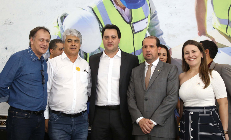O governador Carlos Massa Ratinho Junior confirmou nesta quarta-feira (18) investimentos do Estado em pacote de obras da área da Segurança Pública. Serão construídas cadeias públicas em Foz do Iguaçu, Londrina, Ponta Grossa e Guaíra e delegacias em Araucária, Almirante Tamandaré e Colombo. A solenidade foi no Palácio Iguaçu, com a presença do secretário da Segurança Pública, Romulo Marinho Soares. Curitiba,18/09/2019 Foto:Jaelson Lucas / AEN