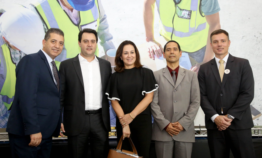 O governador Carlos Massa Ratinho Junior confirmou nesta quarta-feira (18) investimentos do Estado em pacote de obras da área da Segurança Pública. Serão construídas cadeias públicas em Foz do Iguaçu, Londrina, Ponta Grossa e Guaíra e delegacias em Araucária, Almirante Tamandaré e Colombo. A solenidade foi no Palácio Iguaçu, com a presença do secretário da Segurança Pública, Romulo Marinho Soares. Curitiba,18/09/2019 Foto:Jaelson Lucas / AEN