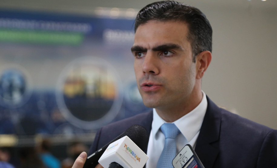 A estrutura da administração pública estadual recebeu nesta quarta-feira (18) o reforço de 100 novos servidores, que passam a integrar o Quadro Próprio do Poder Executivo. Em cerimônia no Palácio Iguaçu, o vice-governador Darci Piana deu posse a administradores, economistas, contadores e técnicos administrativos que passaram em concurso público feito em 2017. Outros 41 candidatos aprovados devem tomar posse em breve. 18/09/2019. Foto: José Fernando Ogura/AEN