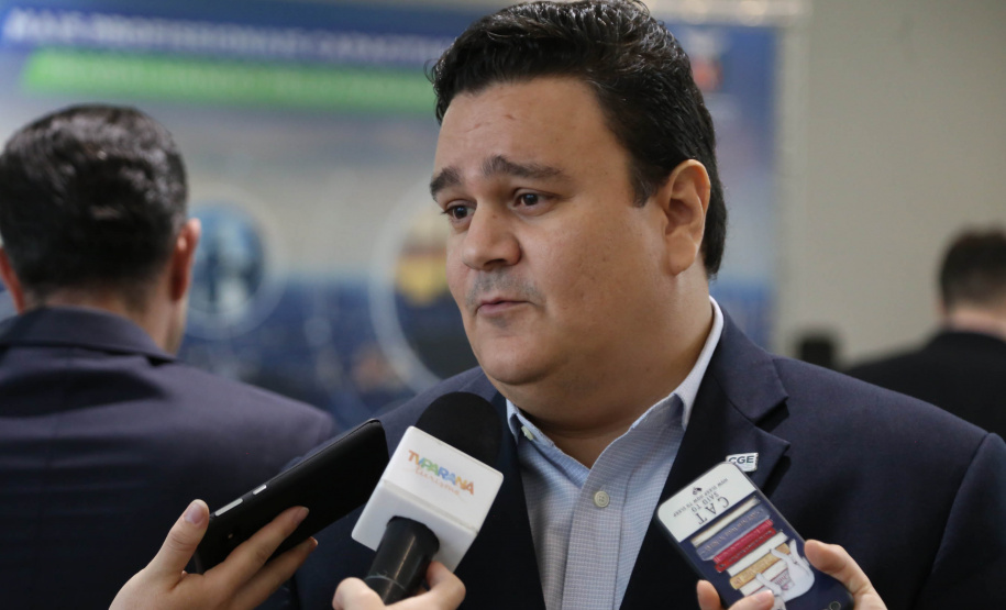 A estrutura da administração pública estadual recebeu nesta quarta-feira (18) o reforço de 100 novos servidores, que passam a integrar o Quadro Próprio do Poder Executivo. Em cerimônia no Palácio Iguaçu, o vice-governador Darci Piana deu posse a administradores, economistas, contadores e técnicos administrativos que passaram em concurso público feito em 2017. Outros 41 candidatos aprovados devem tomar posse em breve. 18/09/2019. Foto: José Fernando Ogura/AEN