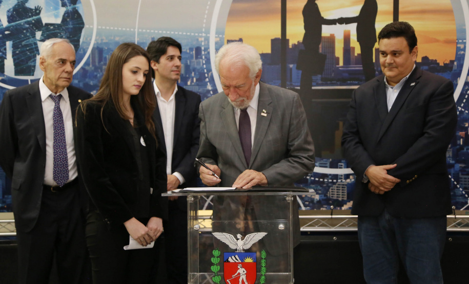 A estrutura da administração pública estadual recebeu nesta quarta-feira (18) o reforço de 100 novos servidores, que passam a integrar o Quadro Próprio do Poder Executivo. Em cerimônia no Palácio Iguaçu, o vice-governador Darci Piana deu posse a administradores, economistas, contadores e técnicos administrativos que passaram em concurso público feito em 2017. Outros 41 candidatos aprovados devem tomar posse em breve. 18/09/2019. Foto: José Fernando Ogura/AEN