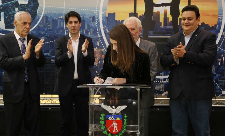 A estrutura da administração pública estadual recebeu nesta quarta-feira (18) o reforço de 100 novos servidores, que passam a integrar o Quadro Próprio do Poder Executivo. Em cerimônia no Palácio Iguaçu, o vice-governador Darci Piana deu posse a administradores, economistas, contadores e técnicos administrativos que passaram em concurso público feito em 2017. Outros 41 candidatos aprovados devem tomar posse em breve. 18/09/2019. Foto: José Fernando Ogura/AEN