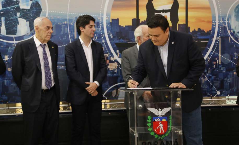 A estrutura da administração pública estadual recebeu nesta quarta-feira (18) o reforço de 100 novos servidores, que passam a integrar o Quadro Próprio do Poder Executivo. Em cerimônia no Palácio Iguaçu, o vice-governador Darci Piana deu posse a administradores, economistas, contadores e técnicos administrativos que passaram em concurso público feito em 2017. Outros 41 candidatos aprovados devem tomar posse em breve. 18/09/2019. Foto: José Fernando Ogura/AEN