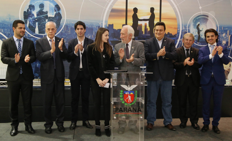 A estrutura da administração pública estadual recebeu nesta quarta-feira (18) o reforço de 100 novos servidores, que passam a integrar o Quadro Próprio do Poder Executivo. Em cerimônia no Palácio Iguaçu, o vice-governador Darci Piana deu posse a administradores, economistas, contadores e técnicos administrativos que passaram em concurso público feito em 2017. Outros 41 candidatos aprovados devem tomar posse em breve. 18/09/2019. Foto: José Fernando Ogura/AEN