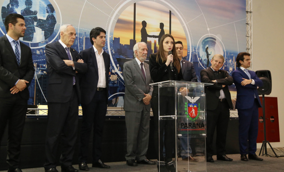 A estrutura da administração pública estadual recebeu nesta quarta-feira (18) o reforço de 100 novos servidores, que passam a integrar o Quadro Próprio do Poder Executivo. Em cerimônia no Palácio Iguaçu, o vice-governador Darci Piana deu posse a administradores, economistas, contadores e técnicos administrativos que passaram em concurso público feito em 2017. Outros 41 candidatos aprovados devem tomar posse em breve. 18/09/2019. Foto: José Fernando Ogura/AEN