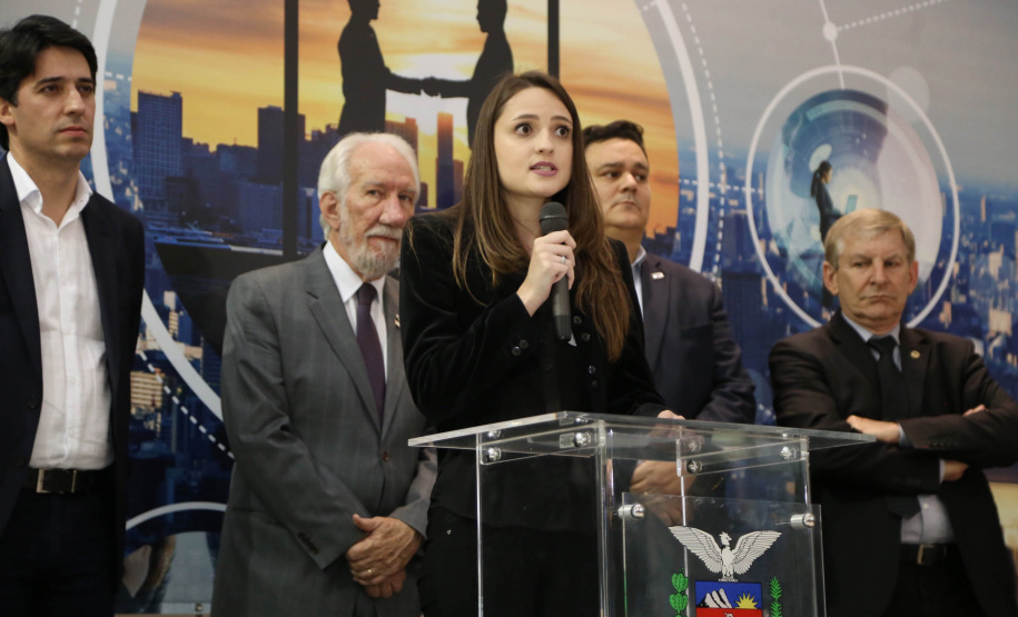 A estrutura da administração pública estadual recebeu nesta quarta-feira (18) o reforço de 100 novos servidores, que passam a integrar o Quadro Próprio do Poder Executivo. Em cerimônia no Palácio Iguaçu, o vice-governador Darci Piana deu posse a administradores, economistas, contadores e técnicos administrativos que passaram em concurso público feito em 2017. Outros 41 candidatos aprovados devem tomar posse em breve. 18/09/2019. Foto: José Fernando Ogura/AEN