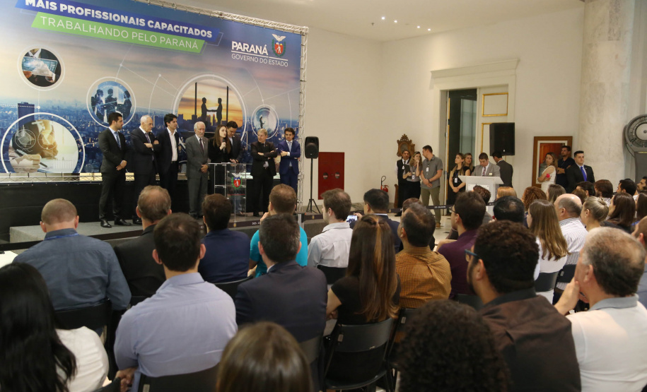 A estrutura da administração pública estadual recebeu nesta quarta-feira (18) o reforço de 100 novos servidores, que passam a integrar o Quadro Próprio do Poder Executivo. Em cerimônia no Palácio Iguaçu, o vice-governador Darci Piana deu posse a administradores, economistas, contadores e técnicos administrativos que passaram em concurso público feito em 2017. Outros 41 candidatos aprovados devem tomar posse em breve. 18/09/2019. Foto: José Fernando Ogura/AEN