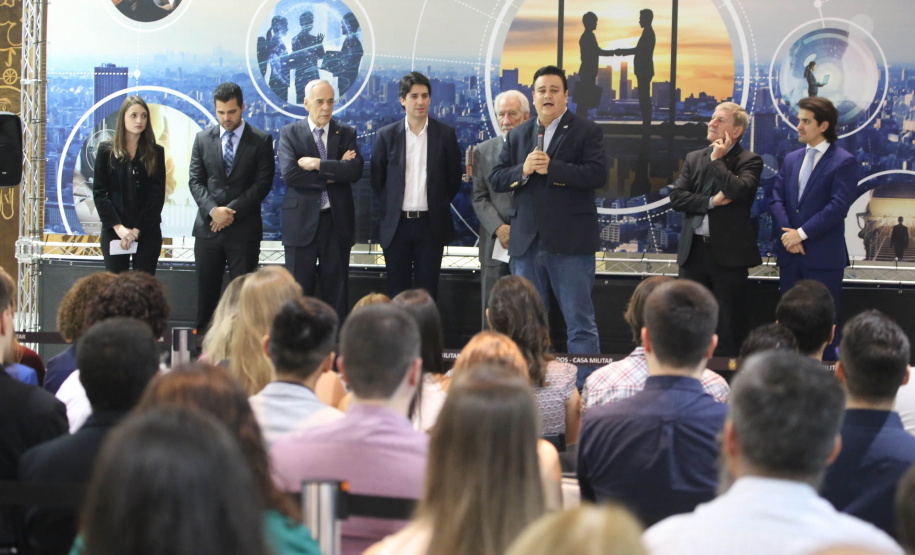 A estrutura da administração pública estadual recebeu nesta quarta-feira (18) o reforço de 100 novos servidores, que passam a integrar o Quadro Próprio do Poder Executivo. Em cerimônia no Palácio Iguaçu, o vice-governador Darci Piana deu posse a administradores, economistas, contadores e técnicos administrativos que passaram em concurso público feito em 2017. Outros 41 candidatos aprovados devem tomar posse em breve. 18/09/2019. Foto: José Fernando Ogura/AEN