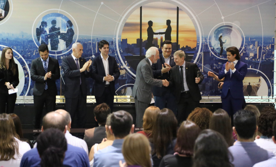 A estrutura da administração pública estadual recebeu nesta quarta-feira (18) o reforço de 100 novos servidores, que passam a integrar o Quadro Próprio do Poder Executivo. Em cerimônia no Palácio Iguaçu, o vice-governador Darci Piana deu posse a administradores, economistas, contadores e técnicos administrativos que passaram em concurso público feito em 2017. Outros 41 candidatos aprovados devem tomar posse em breve. 18/09/2019. Foto: José Fernando Ogura/AEN