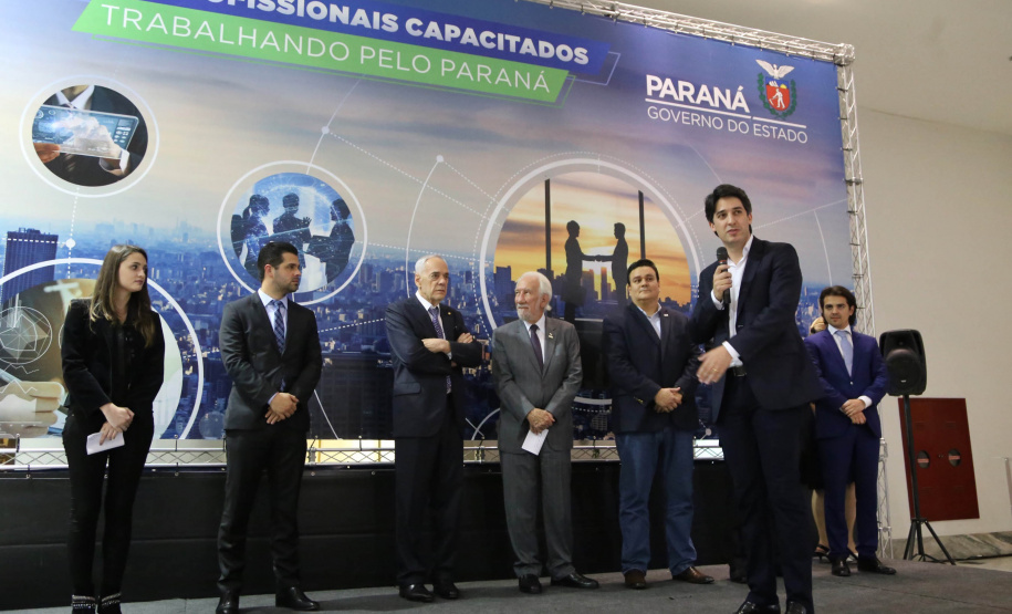 A estrutura da administração pública estadual recebeu nesta quarta-feira (18) o reforço de 100 novos servidores, que passam a integrar o Quadro Próprio do Poder Executivo. Em cerimônia no Palácio Iguaçu, o vice-governador Darci Piana deu posse a administradores, economistas, contadores e técnicos administrativos que passaram em concurso público feito em 2017. Outros 41 candidatos aprovados devem tomar posse em breve. 18/09/2019. Foto: José Fernando Ogura/AEN