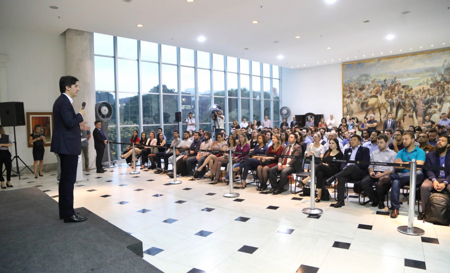 A estrutura da administração pública estadual recebeu nesta quarta-feira (18) o reforço de 100 novos servidores, que passam a integrar o Quadro Próprio do Poder Executivo. Em cerimônia no Palácio Iguaçu, o vice-governador Darci Piana deu posse a administradores, economistas, contadores e técnicos administrativos que passaram em concurso público feito em 2017. Outros 41 candidatos aprovados devem tomar posse em breve. 18/09/2019. Foto: José Fernando Ogura/AEN