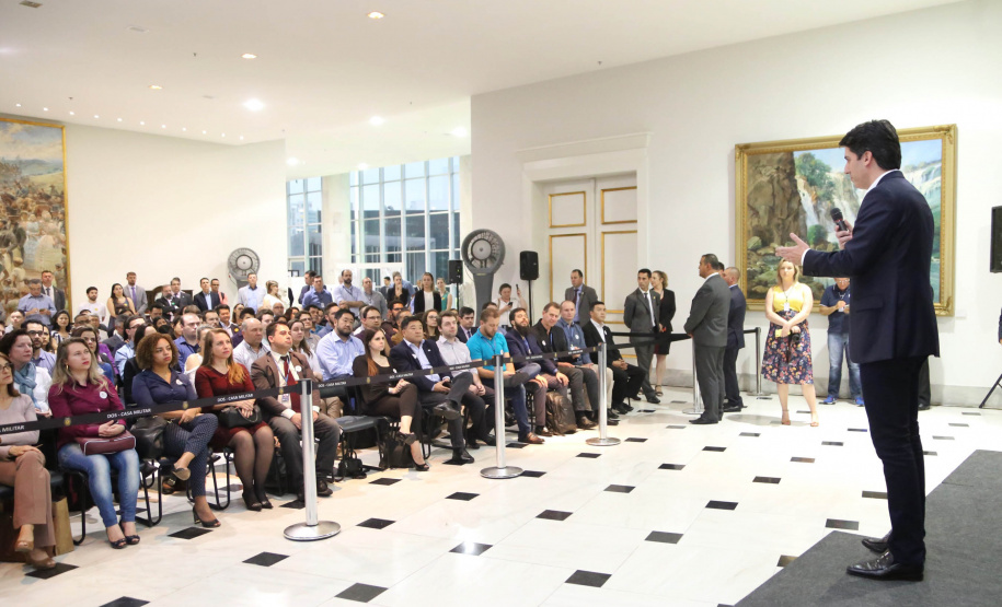 A estrutura da administração pública estadual recebeu nesta quarta-feira (18) o reforço de 100 novos servidores, que passam a integrar o Quadro Próprio do Poder Executivo. Em cerimônia no Palácio Iguaçu, o vice-governador Darci Piana deu posse a administradores, economistas, contadores e técnicos administrativos que passaram em concurso público feito em 2017. Outros 41 candidatos aprovados devem tomar posse em breve. 18/09/2019. Foto: José Fernando Ogura/AEN