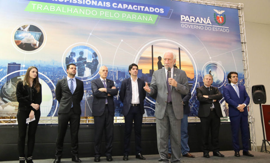 A estrutura da administração pública estadual recebeu nesta quarta-feira (18) o reforço de 100 novos servidores, que passam a integrar o Quadro Próprio do Poder Executivo. Em cerimônia no Palácio Iguaçu, o vice-governador Darci Piana deu posse a administradores, economistas, contadores e técnicos administrativos que passaram em concurso público feito em 2017. Outros 41 candidatos aprovados devem tomar posse em breve. 18/09/2019. Foto: José Fernando Ogura/AEN