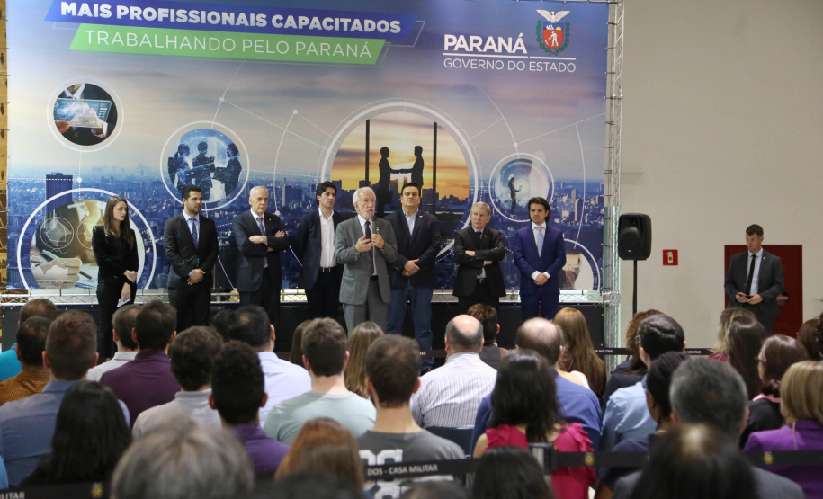 A estrutura da administração pública estadual recebeu nesta quarta-feira (18) o reforço de 100 novos servidores, que passam a integrar o Quadro Próprio do Poder Executivo. Em cerimônia no Palácio Iguaçu, o vice-governador Darci Piana deu posse a administradores, economistas, contadores e técnicos administrativos que passaram em concurso público feito em 2017. Outros 41 candidatos aprovados devem tomar posse em breve. 18/09/2019. Foto: José Fernando Ogura/AEN