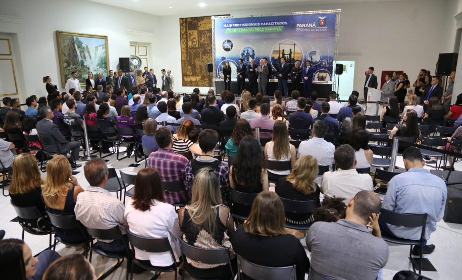 A estrutura da administração pública estadual recebeu nesta quarta-feira (18) o reforço de 100 novos servidores, que passam a integrar o Quadro Próprio do Poder Executivo. Em cerimônia no Palácio Iguaçu, o vice-governador Darci Piana deu posse a administradores, economistas, contadores e técnicos administrativos que passaram em concurso público feito em 2017. Outros 41 candidatos aprovados devem tomar posse em breve. 18/09/2019. Foto: José Fernando Ogura/AEN