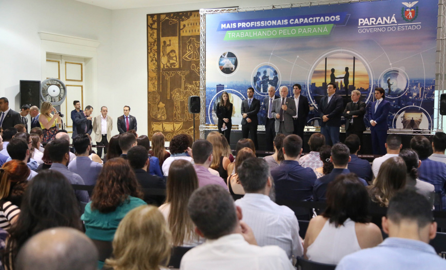 A estrutura da administração pública estadual recebeu nesta quarta-feira (18) o reforço de 100 novos servidores, que passam a integrar o Quadro Próprio do Poder Executivo. Em cerimônia no Palácio Iguaçu, o vice-governador Darci Piana deu posse a administradores, economistas, contadores e técnicos administrativos que passaram em concurso público feito em 2017. Outros 41 candidatos aprovados devem tomar posse em breve. 18/09/2019. Foto: José Fernando Ogura/AEN