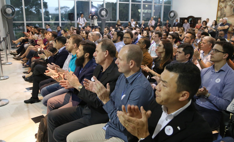 A estrutura da administração pública estadual recebeu nesta quarta-feira (18) o reforço de 100 novos servidores, que passam a integrar o Quadro Próprio do Poder Executivo. Em cerimônia no Palácio Iguaçu, o vice-governador Darci Piana deu posse a administradores, economistas, contadores e técnicos administrativos que passaram em concurso público feito em 2017. Outros 41 candidatos aprovados devem tomar posse em breve. 18/09/2019. Foto: José Fernando Ogura/AEN