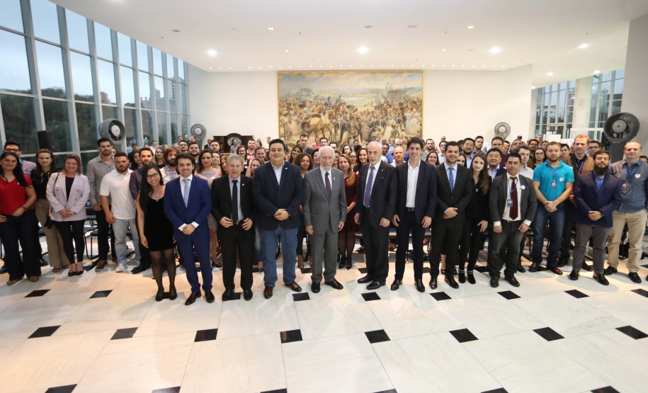 A estrutura da administração pública estadual recebeu nesta quarta-feira (18) o reforço de 100 novos servidores, que passam a integrar o Quadro Próprio do Poder Executivo. Em cerimônia no Palácio Iguaçu, o vice-governador Darci Piana deu posse a administradores, economistas, contadores e técnicos administrativos que passaram em concurso público feito em 2017. Outros 41 candidatos aprovados devem tomar posse em breve. 18/09/2019. Foto: José Fernando Ogura/AEN