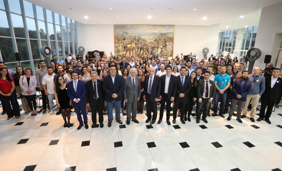 A estrutura da administração pública estadual recebeu nesta quarta-feira (18) o reforço de 100 novos servidores, que passam a integrar o Quadro Próprio do Poder Executivo. Em cerimônia no Palácio Iguaçu, o vice-governador Darci Piana deu posse a administradores, economistas, contadores e técnicos administrativos que passaram em concurso público feito em 2017. Outros 41 candidatos aprovados devem tomar posse em breve. 18/09/2019. Foto: José Fernando Ogura/AEN