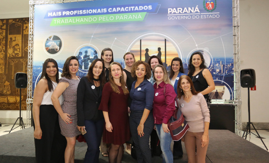 A estrutura da administração pública estadual recebeu nesta quarta-feira (18) o reforço de 100 novos servidores, que passam a integrar o Quadro Próprio do Poder Executivo. Em cerimônia no Palácio Iguaçu, o vice-governador Darci Piana deu posse a administradores, economistas, contadores e técnicos administrativos que passaram em concurso público feito em 2017. Outros 41 candidatos aprovados devem tomar posse em breve. 18/09/2019. Foto: José Fernando Ogura/AEN