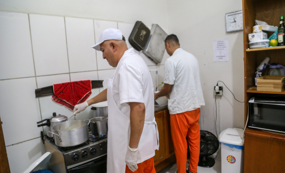 No Paraná, 7.002 presos custodiados pelo Departamento Penitenciário Estadual (Depen) trabalham em projetos para a remição de pena, em todas as unidades penais do Estado, o que representa 30% da população carcerária do Paraná. Segundo colocado no ranking nacional, os detentos trabalham em 11 fábricas de uniformes, sete de pavers (bloquetos de pavimentação de calçadas), uma de bolas, uma de fraldas, uma indústria gráfica e uma de tijolos ecológicos.-Foto: Gilson Abreu/AEN